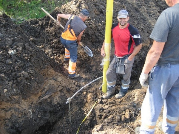 Проводник сигнально-локализационной ленты должен быть заземлен