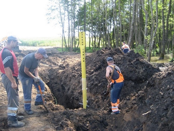 Закрепление столбика с помощью металлической арматуры и его засыпка